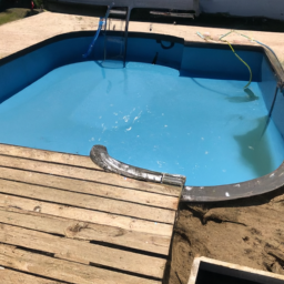 Accessoires indispensables pour l'entretien de votre piscine : produits et outils Maisons-Laffitte